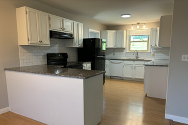 Kitchen - Spacious 4 bedroom home with 2 extra rooms and in law apartment!