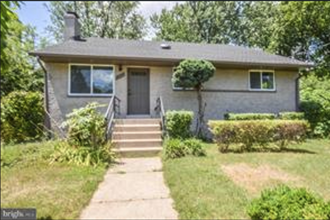 front view - 5B3B with 5 parking spots and backyard House
