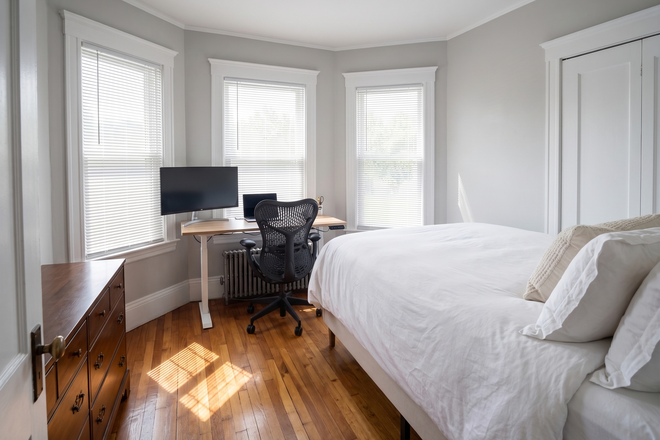 Bedroom 2 - smaller original bedroom - FURNISHED ROOMS IN BEAUTIFUL APARTMENT AT HARVARD SQUARE | NO BROKER FEE