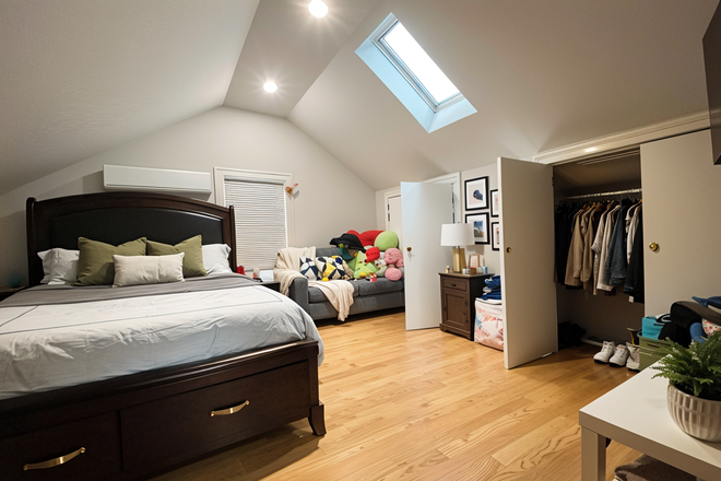 bedroom/living space - *NO BROKERS FEE!* Renovated Studio/1 Bath w/ parking! Flexible move-in date! Apartments