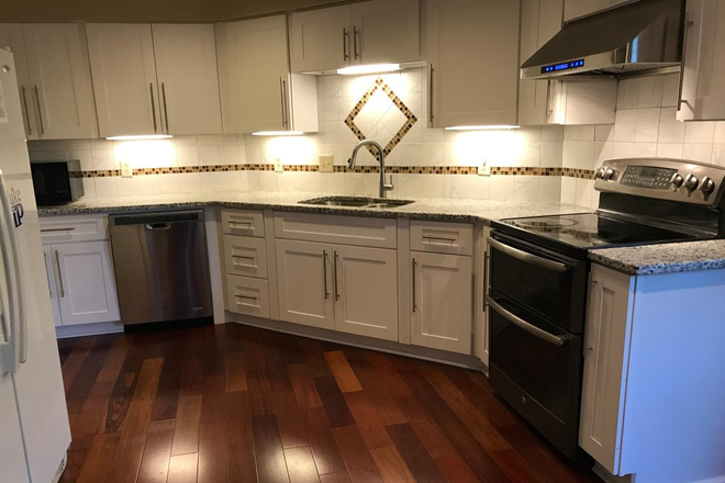 Kitchen - Condo for rent at Green Hills