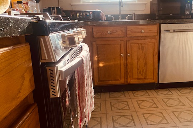 Kitchen with oven and sink. Some items pictured such as dish cloth do not come with rental. - SUNNY TWO BEDROOM APARTMENT CLOSE TO COMMUTER RAIL WITH ONE PRIVATE