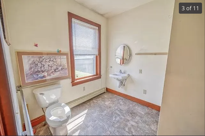 Bathroom 1 - 3 bed, 2 bath home, 15 minute walk from campus