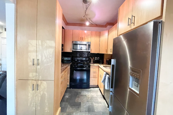 kitchen - **NO BROKERS FEE!!** Stunning 2 Bed / 1 Bath w/ LAUNDRY IN UNIT!! Avail 9/1/26!! Apartments