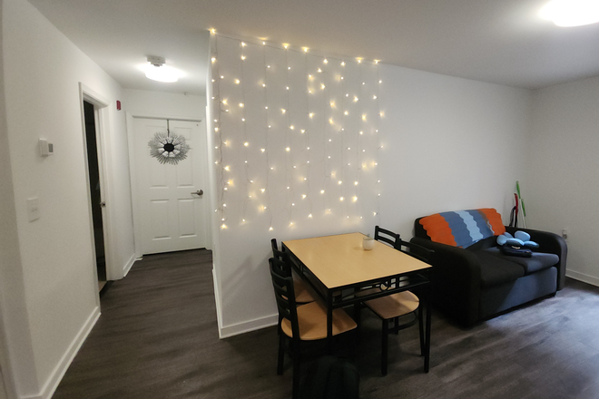 Dining Area - South Campus Commons 6 Apartments