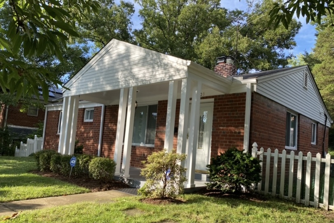 Outside - Roommate Wanted in Adorable Single Family House Minutes Away from Campus