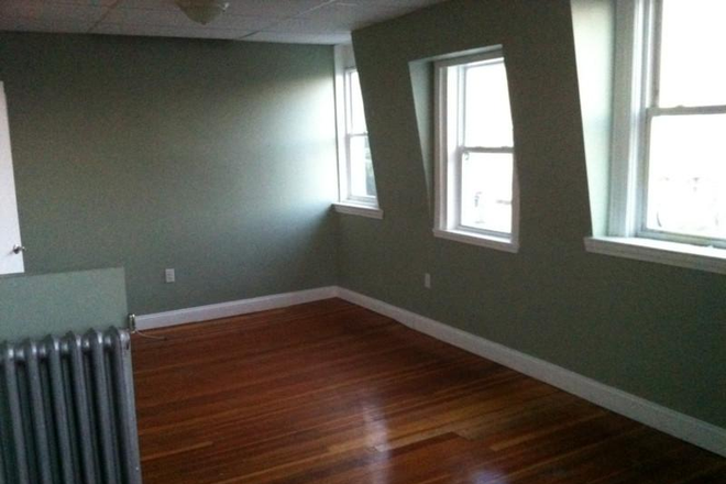 . - STUNNING 2 BED / 1 BATH, WASHER/DRYER IN BUILDING, HEATING INCLUDED, NO BROKER FEE!! Apartments