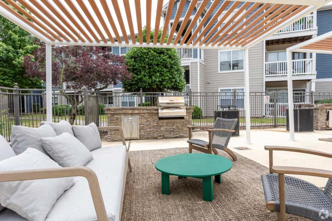 Outdoor lounge - The Landing Apartments, 10 minute drive to campus