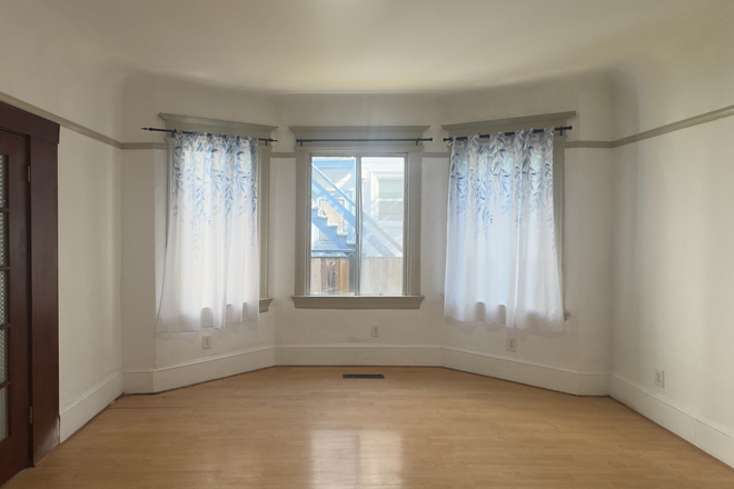 Bedroom - **Spacious 3-Bedroom Flat – Walk to Campus | Ideal for Students & Faculty**