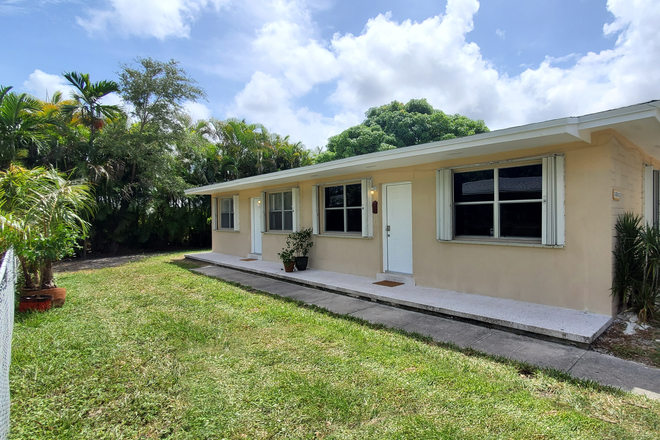 Duplex exterior view - Charmin 2B/1Ba duplex in Cocount Grove Duplex