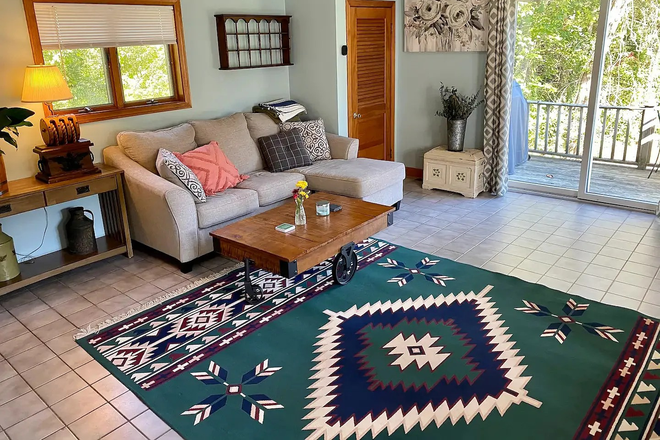 living room - Charming Fully Furnished Cottage with River Views – Westport, MA