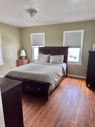 Queen size bedroom with Smart TV - Fully Furnished Modern Apartment