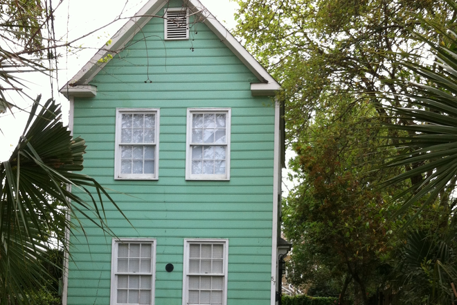 Townhouse 57 Warren front yard - Townhouse 3 blocks to MUSC Avail August 20, 2025.   kitchen / 1bedroom1bathroom/ living