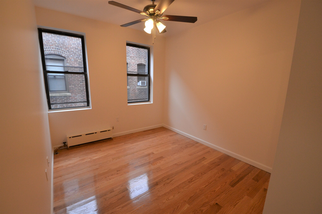 54 Westland Ave. #20 - 1/2 Broker's Fee!!  Available for 9/01 - Spacious Studio on 54 Westland - Location!! Apartments