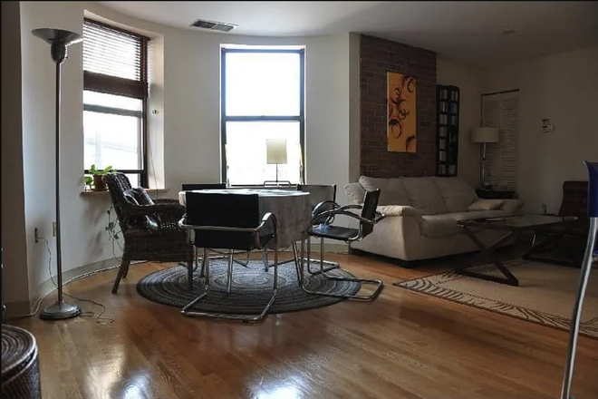 living area - 2 bedroom spacious apartment close to campus