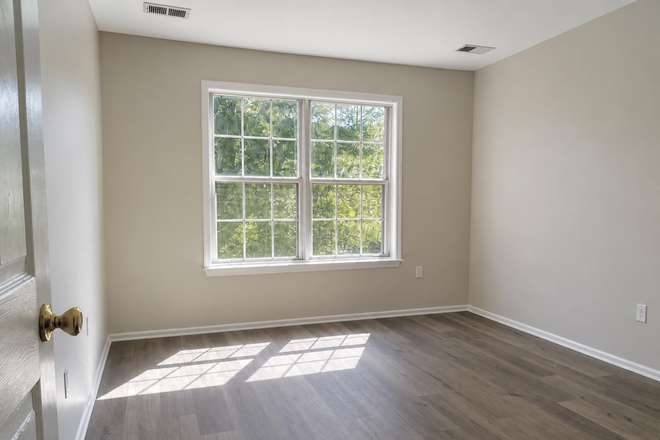 Bedroom with new floors - Newly Renovated 2B2B Condo, 15mins to campus