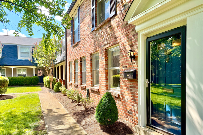 Front - Charming Georgetown Townhouse in the Heart of Green Hills