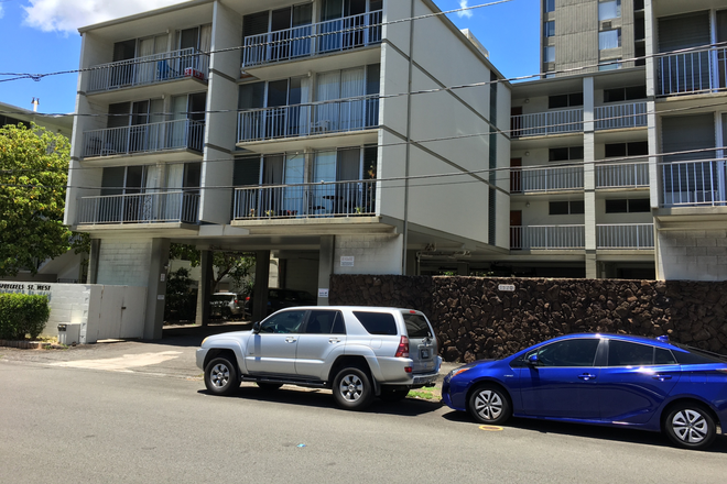 street vview of building - 1520 Spreckels St./ Spreckels Street West, 2 Bdrm,  partly furnished secure apt, 1 parking spa