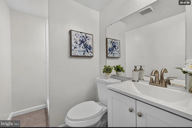 Bathroom - Berwyn House Apartment Walk to Campus