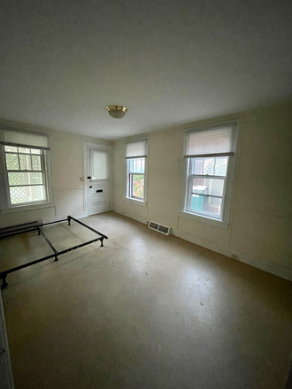 Bedroom - 1 Bedroom with Private Bathroom and Entrance in Downtown Northampton