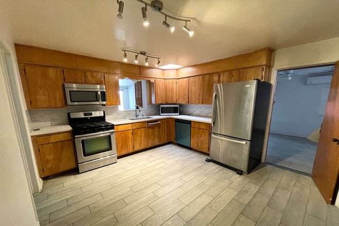 ktichen 1 - ALL INCLUDED 2 bd 1 ba near university washer/dryer House