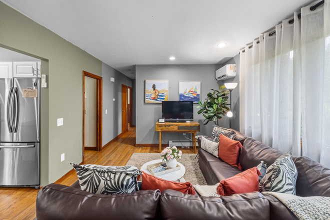 living room - Newly Renovated 3 Bedroom by Gansett Beach! Washer+Dryer Duplex