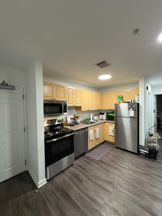 Kitchen - South Campus Commons 5 Apartments