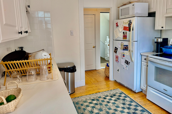 1 - Beacon Hill 2 bed top floor laundry and shared roof deck NO FEE 9/1 Apartments