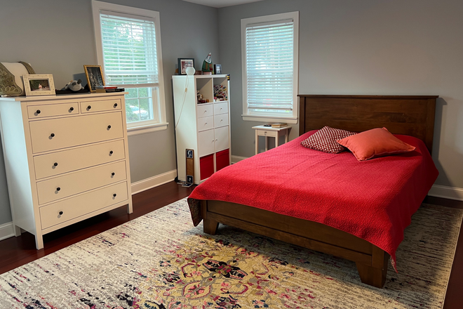 Furnished bright bedroom with queen sized bed, closet, dresser and bookshelves - Furnished room with private bathroom (incl utilities)