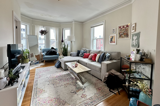 Living room - Parker St 3 Bed Mission Hill Apartments