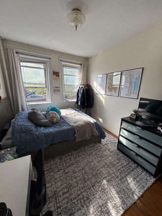 BEDROOM 12 1/2' FROM DOOR TO WINDOW, 9 1/2' FROM WALL TO WALL - LEASE TAKEOVER: Single bedroom in 2 bd/1 bath apt minutes walk from campus! Great roommate included!