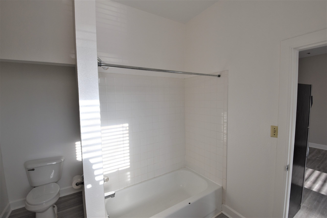 Bathtub/Shower, toilet - 1044 Pleasant Street