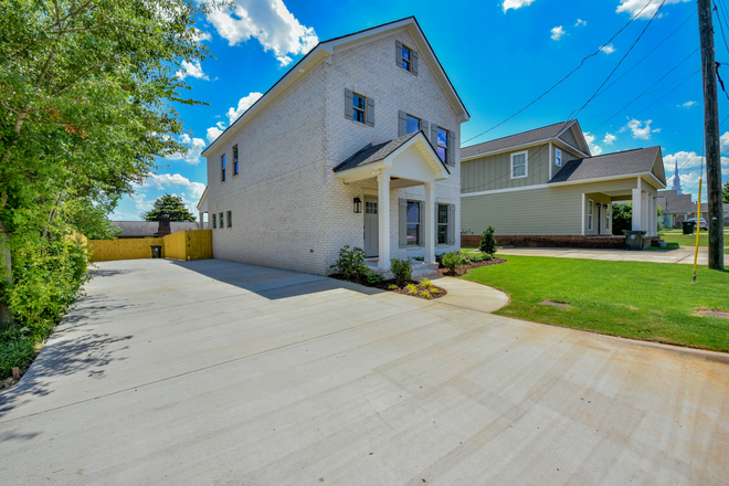 4 Bed, 4.5 Bath with plenty of parking - 4 Beds/4.5 Baths - 1 Mile from Coleman Coliseum