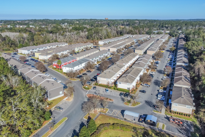 Overview of complex - University Green Condominiums