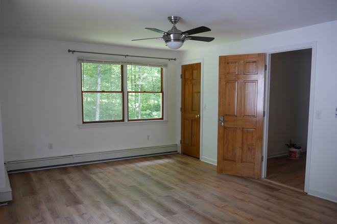 Bedroom - Private Room 3 Min. from UConn in quiet residential neighborhood