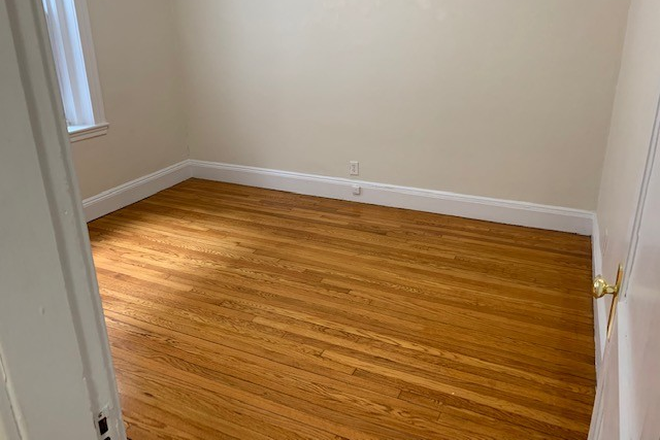 Hub Realty - Beautiful and spacious 1 bedroom with brand new kitchen, balcony, on green line T