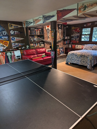Large Rec room with Ping Pong - 2-Bedrooms in a Raised Ranch House  *Females Preferred*