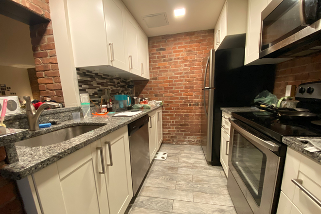 1 - 2 bed on Gainsborough with in unit laundry and central air- SUNNY