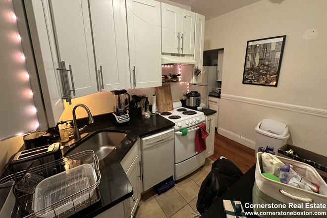 A - 3 bedrooms right by Whole Foods on quiet street *no broker fees Condo