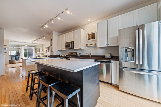 kitchen - $3000, 2 BR, 2.5 bath townhouse in Little Italy/ UIC area. Available February 1 – June 30