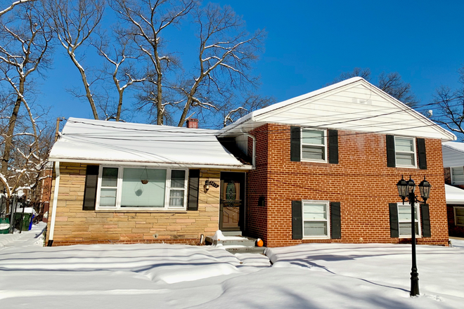 HUGE HOUSE - FOUR LEVELS! - HUGE 5-BEDROOMS HOUSE, STARTING AT $775 PER ROOM, FREE PARKING,  BIG FENCED YARD, AVAIL AUG. 1!!!