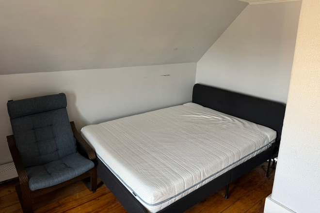 Bedroom - One bedroom available in a 4bd1b Apartments