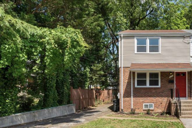 Outside street view - Cozy and Conveniently Located Basement Apartment.