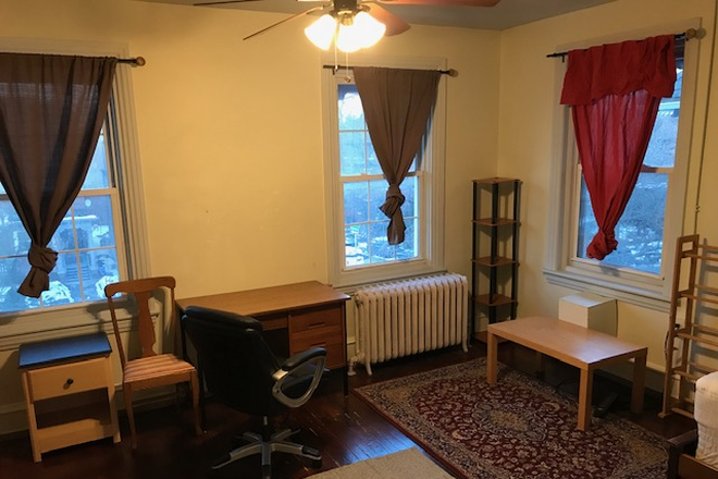 3rd Floor Front Room 2 - Pear-House, All Utilities Included, Private Furnished Rooms