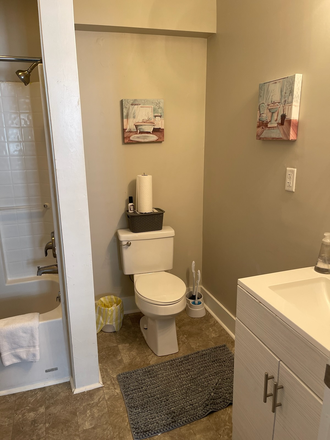 shared bathroom - Cozy Kennedy Street Charleston Cottage near MUSC House