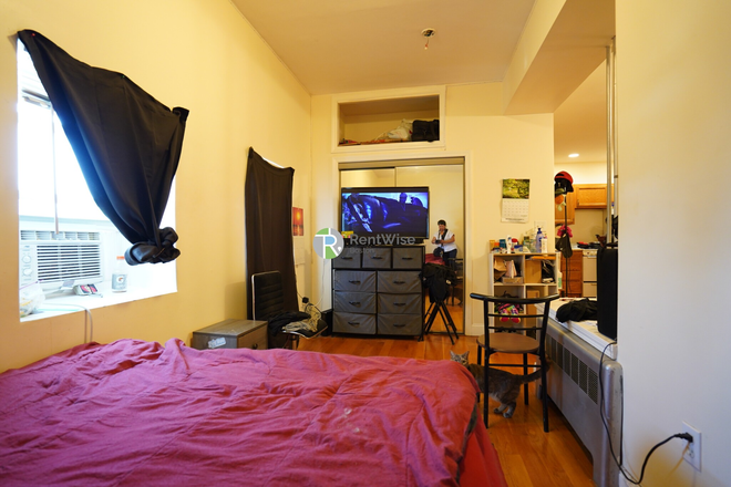 1 - SEPT 2025-Amazing Brighton Center EXTRA laarge Studio, No Broker Fee! Apartments