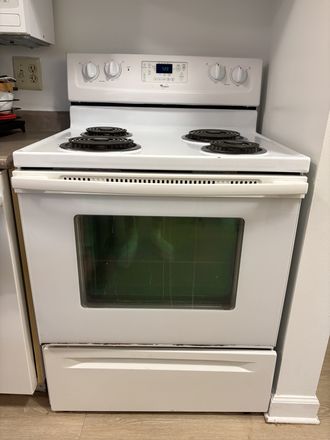 Stove Close-up - 1 Bedroom in South Campus Commons 7 Apartments