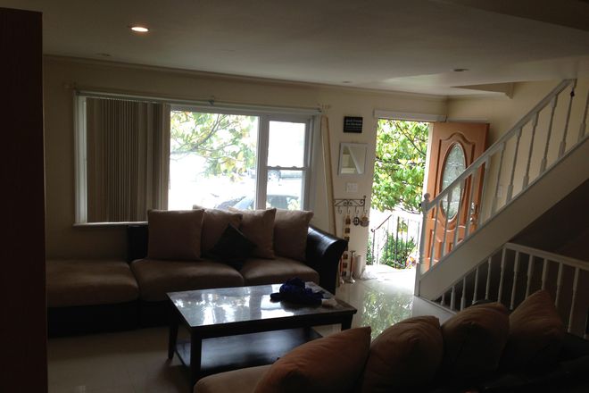 Living room - Walking Distance to HOFSTRA House