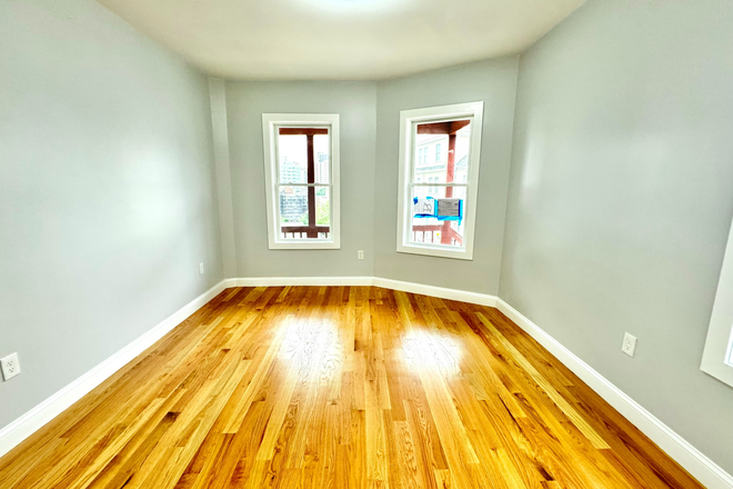 x - 3 Bed / 2 Bath with 2 Parking Spots | In-Unit Laundry | 9/1 Apartments