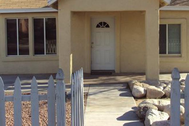 Front - House 4 blocks from UofA